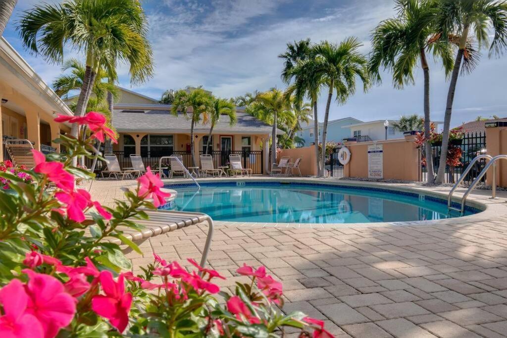 Steps To The Beach And Restaurants! - Coconut Villa'S Suite 1 St. Pete Beach Εξωτερικό φωτογραφία