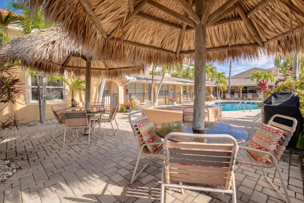 Steps To The Beach And Restaurants! - Coconut Villa'S Suite 1 St. Pete Beach Εξωτερικό φωτογραφία